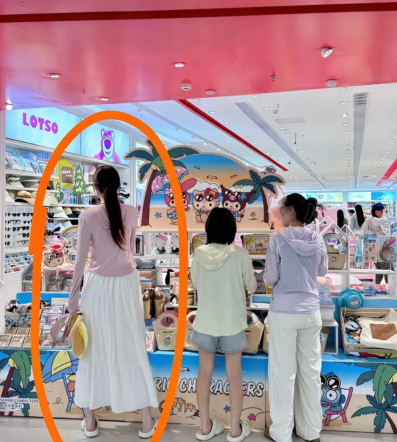 逛街看见的，穿成这样不尴尬吗?