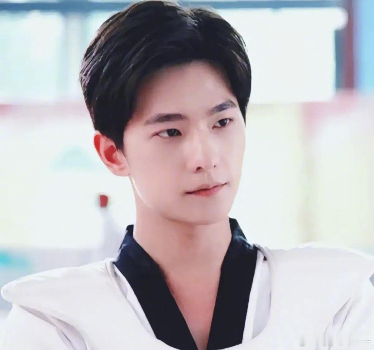 杨洋的演技真是无敌，塑造的每个角色都那么真实有层次，细腻又充满魅力。尤其是那种淡