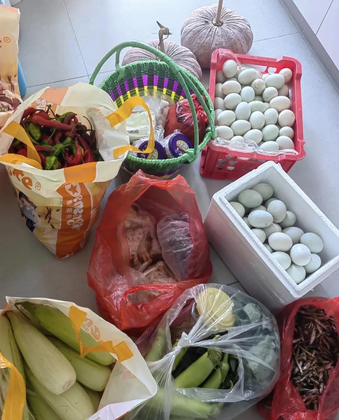 一大早被婆婆整懵了！今早睡到自然醒，刚摸手机就弹出婆婆电话：“下来接我，到你