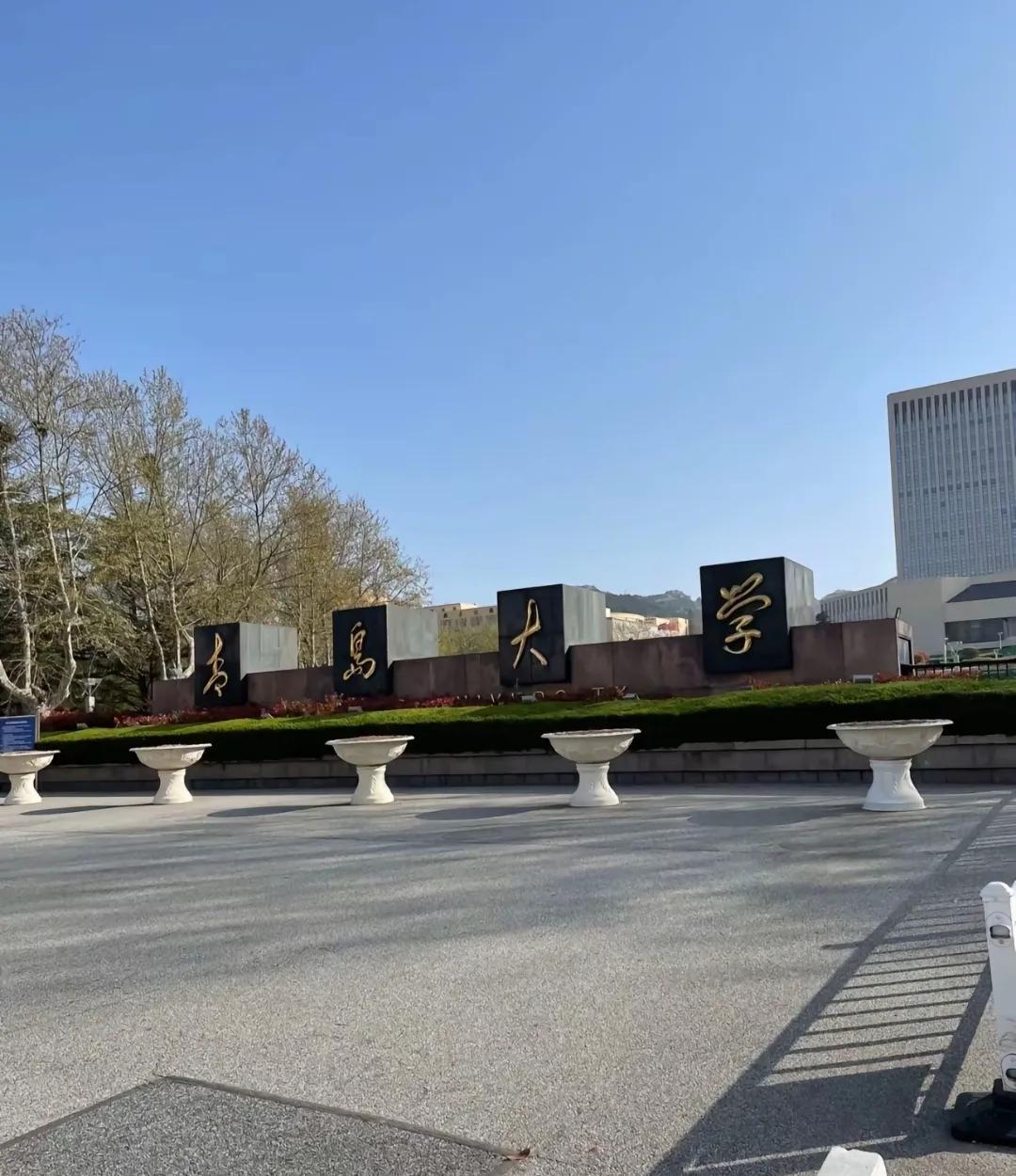 青岛大学已经关闭评论了，至于那个宿管大爷是不是因为中暑身亡，咱们先不去说。但是有