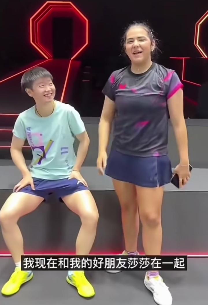 孙颖莎和迪亚兹这对跨国闺蜜也太甜了，两人同框欢乐多多，孙颖莎非常开心，氛围轻松又