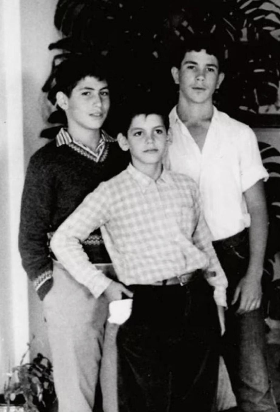 内塔尼亚胡三兄弟，读书时都是学霸，哥哥考上了哈佛大学，后成为了职业军人；弟弟是