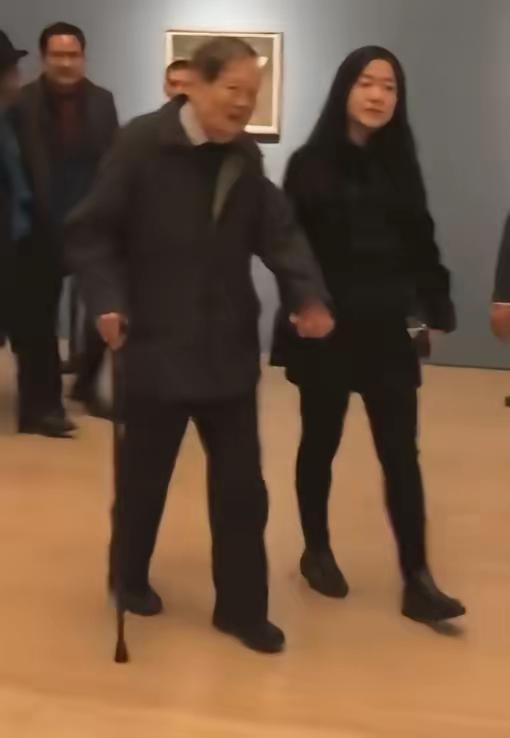 翁帆这段婚姻看起来像是选了一条难走的路二十八岁嫁给八十二岁的老人外人