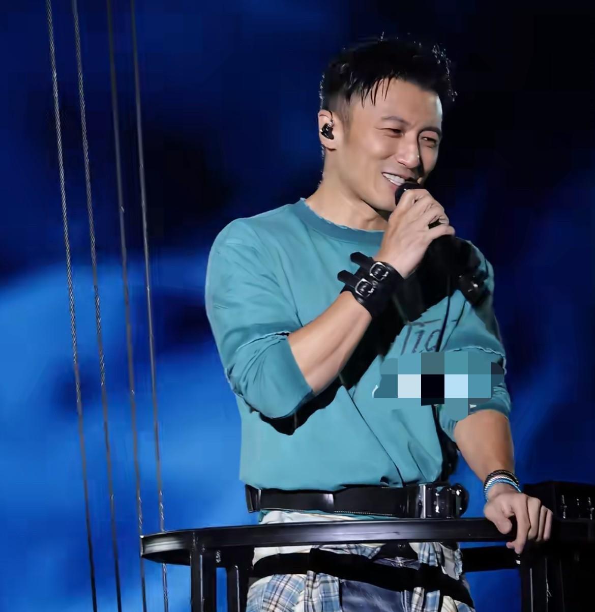 昨天演唱会现场那事儿，结果反倒最让人咂摸味儿。谢霆锋在沈阳开唱，看到台下粉丝举