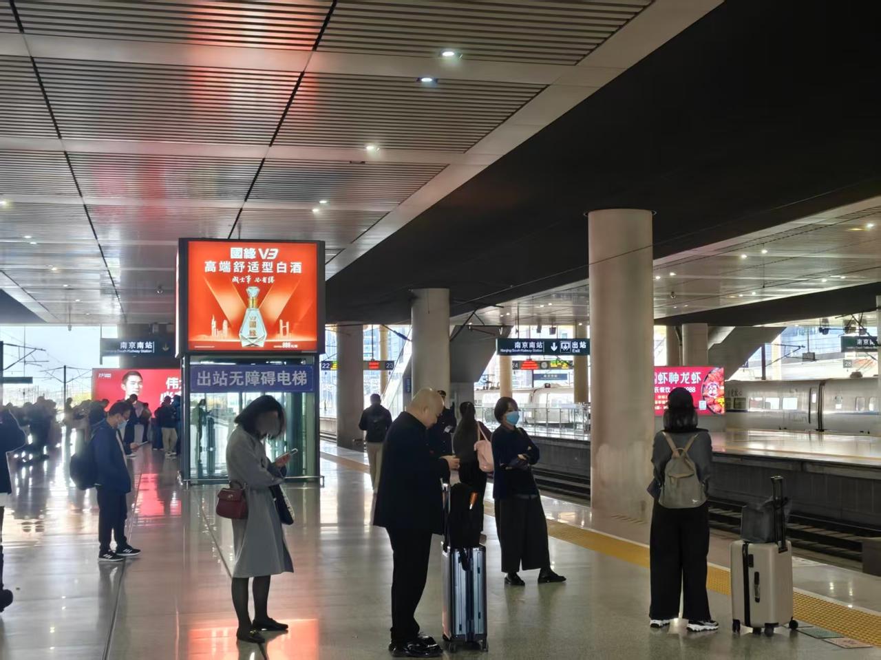 南京南站，偶遇一穿搭非常有范的小姐姐！值深秋，大家身上的衣服逐渐加厚、增多，