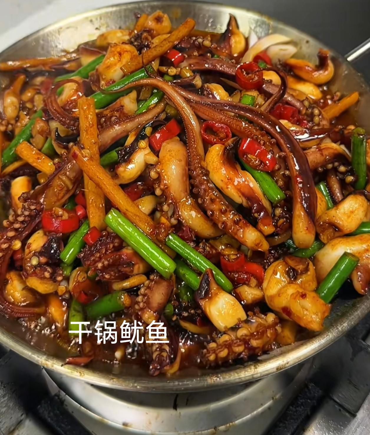 堂哥之前是酒店大厨，退休回乡带孙子，但依旧热爱下厨。夏日专做清爽小炒，菜品色