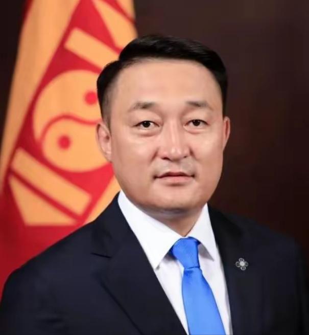 蒙古国政局“变天”？ 9月28日，蒙古国国家大呼拉尔主席阿玛尔巴伊斯格楞当选