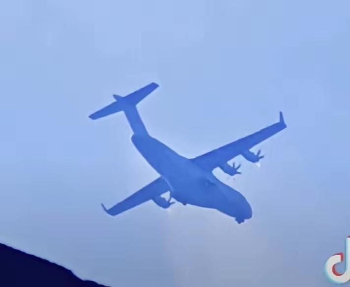 新型中型运输机“运30”首飞成功，中国有了运20，是否还需要运30？中国运20