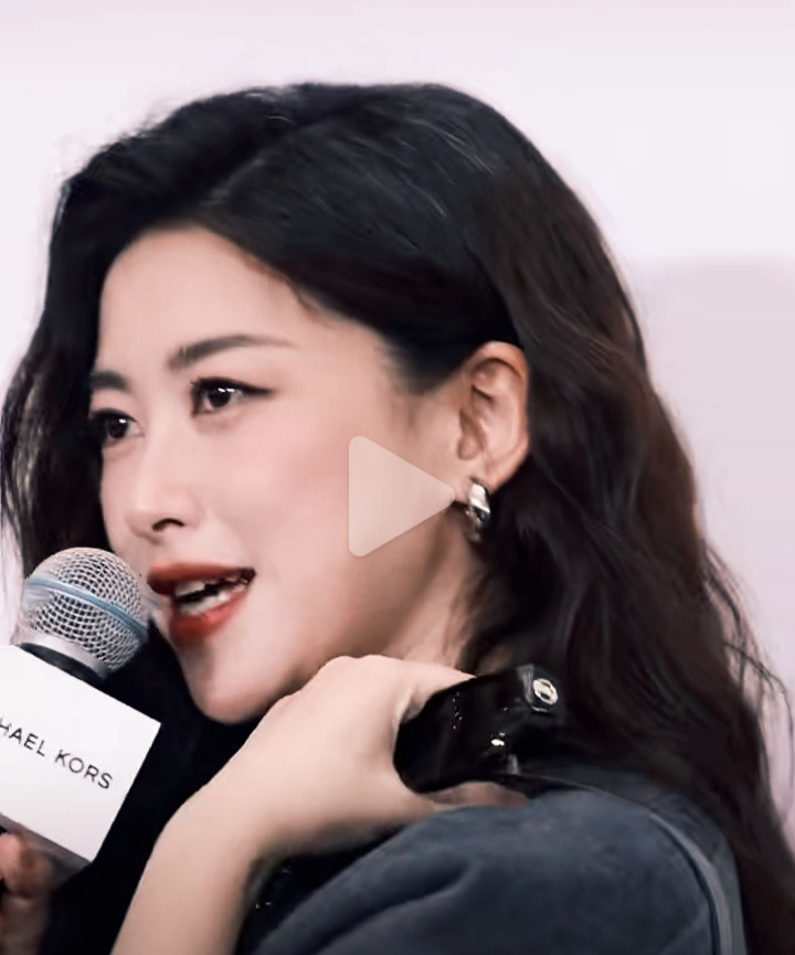 天啊，朱珠都有白头发了！可我居然觉得她更迷人了！😍她才39岁，但那些银丝在