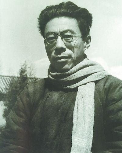 1950年，一个公安便衣在买烟时，发现烟馆的老板坐姿端正，看报纸时，双手