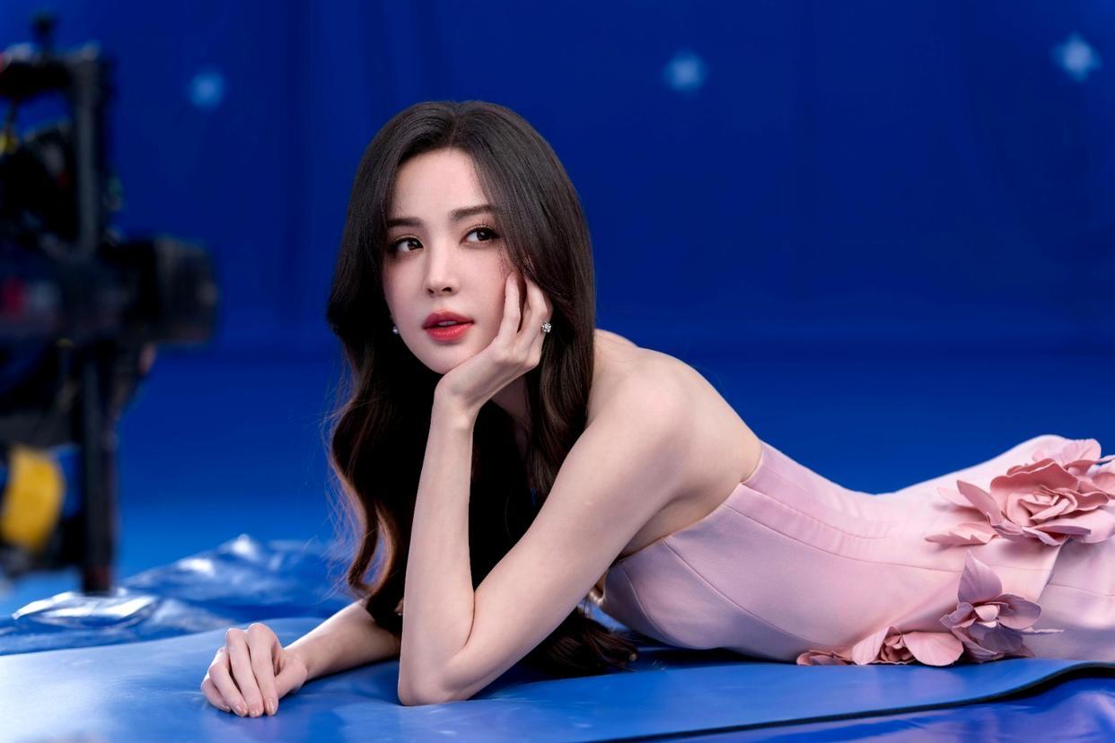 古力娜扎最新片场大片释出，直接用一场粉蓝撞色的视觉盛宴，刷新了“氛围感天花板”的