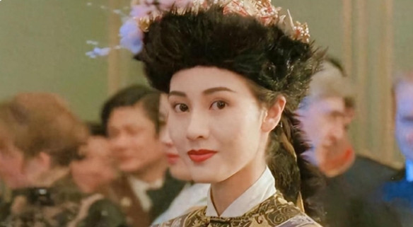 1989年，61岁的商业巨头李嘉诚，对19岁的李嘉欣一见钟情，为讨美人欢心，大手