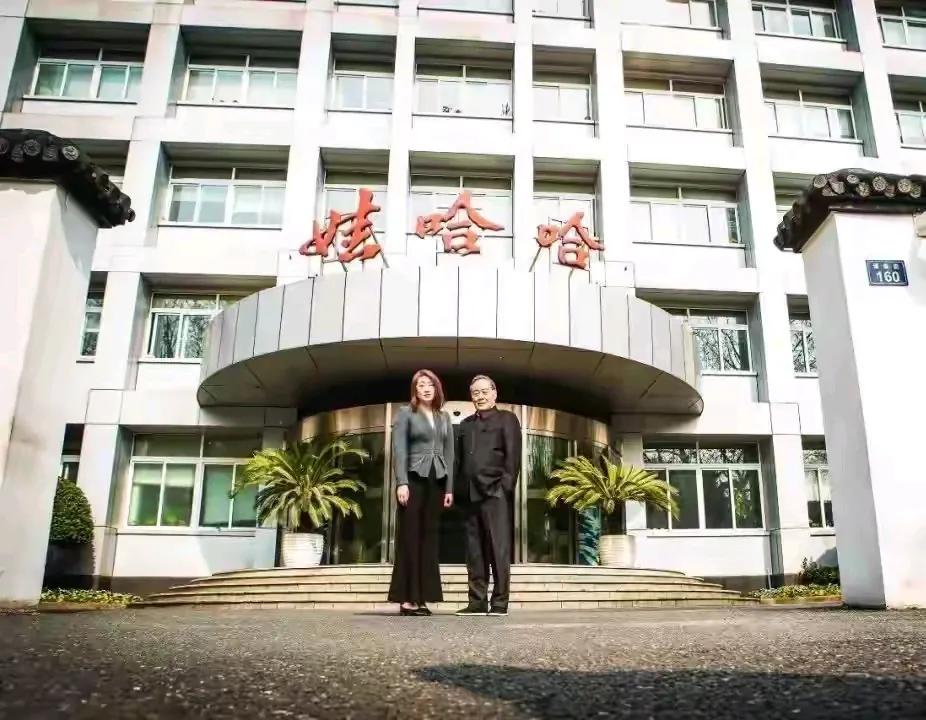 个子矮小的宗庆后生了个高挑的女儿，宗馥莉更多时候是面无表情的。那也是，她要想的事