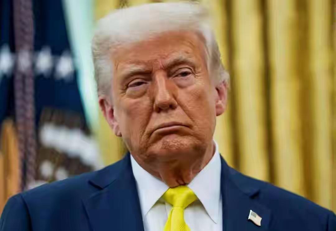 美国总统特朗普10月15日对中国喊话道：我认为，中国故意不购买我们的大豆，并给我