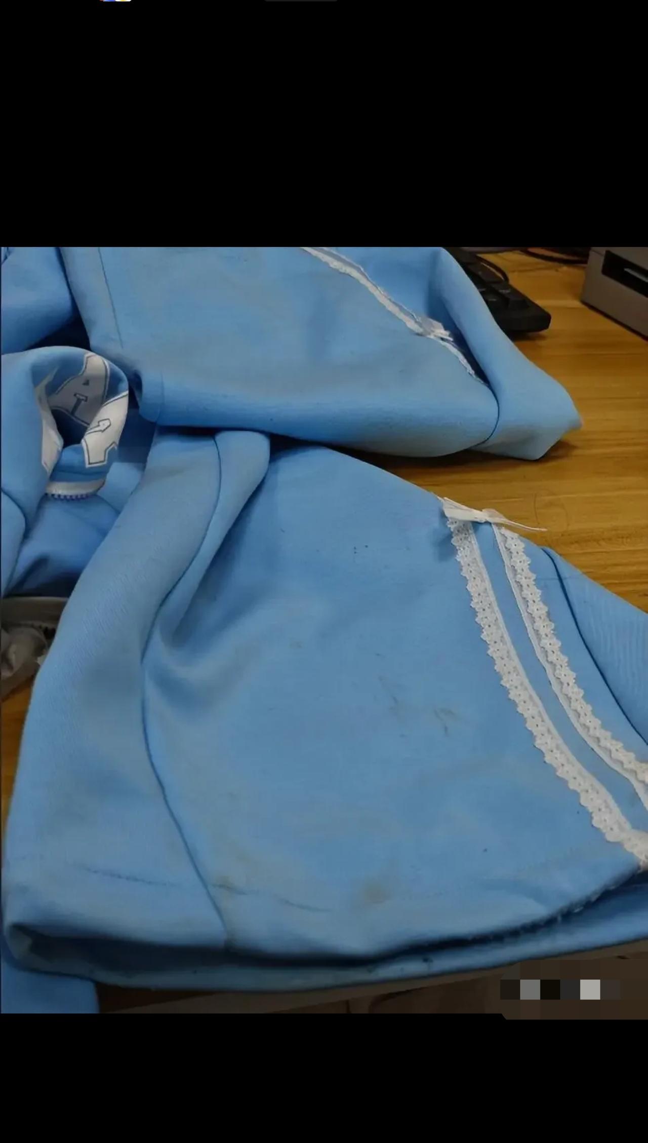 “过分了！”浙江湖州，男子的童装网店，有20多顾客下单同一款女孩演出服，9天后，