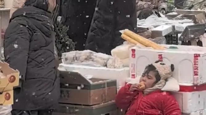 大雪虽寒，人间有爱！1月21日，一媒体报道，河南郑州大雪天里，一20岁男孩独自