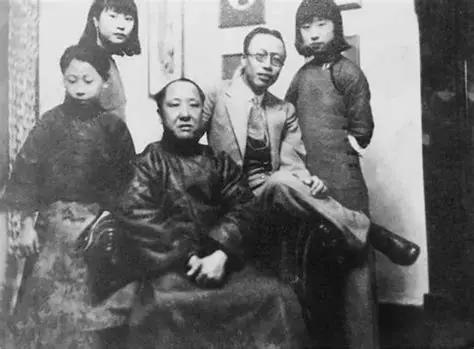 1950年，一个67岁的老头子，把占地四万平米的祖宅卖了。换回来的不是金条，不是