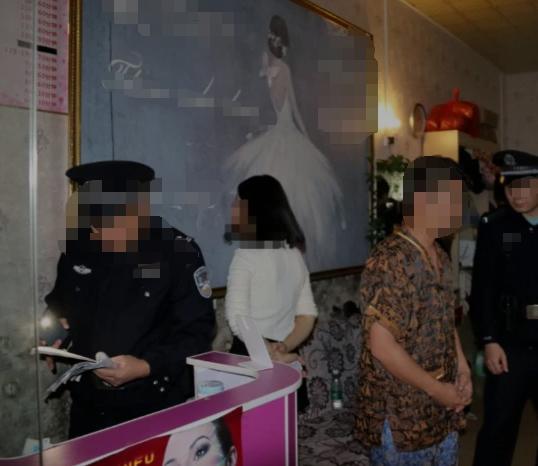 北京，一男子散步路过一家养生馆，门口看到一款“按摩服务”，当时男子就很心动，走了