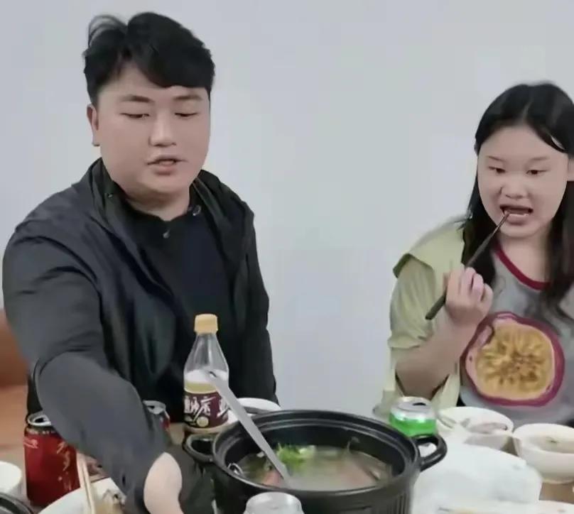 张家齐跟全进华一起吃饭，有个细节被人吐槽，一家人何必那么认真张家齐去广东找全进