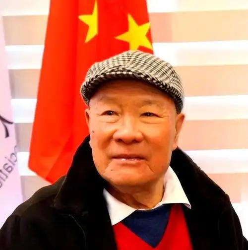 1992年，广州供电局局长办公室的门被一脚踹开。进来的男人穿着磨毛了的白衬衫，开