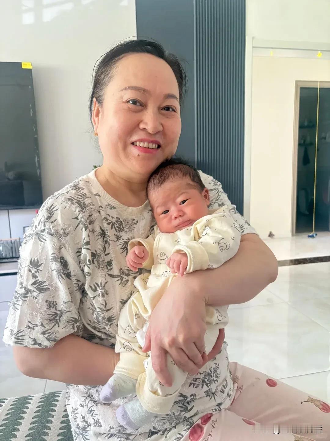 最近网上有个新闻，说有个四十四岁女人自己花钱做试管生了娃。她年轻时候存了卵子，后