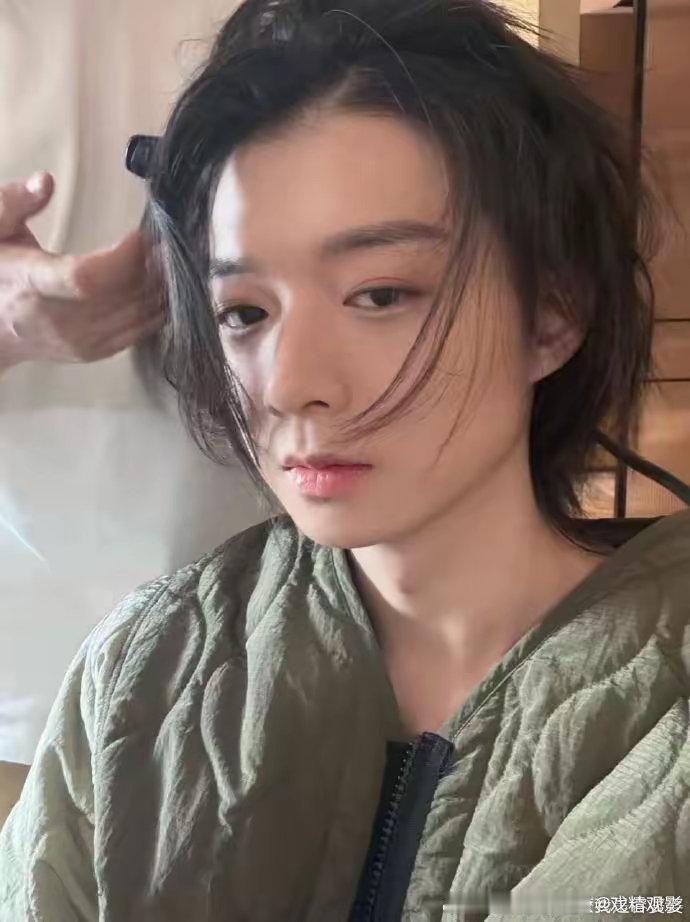 霍尊音乐节杀疯了！连唱九首稳如CD，现场氛围直接拉满音乐节被霍尊彻底点燃了！他一