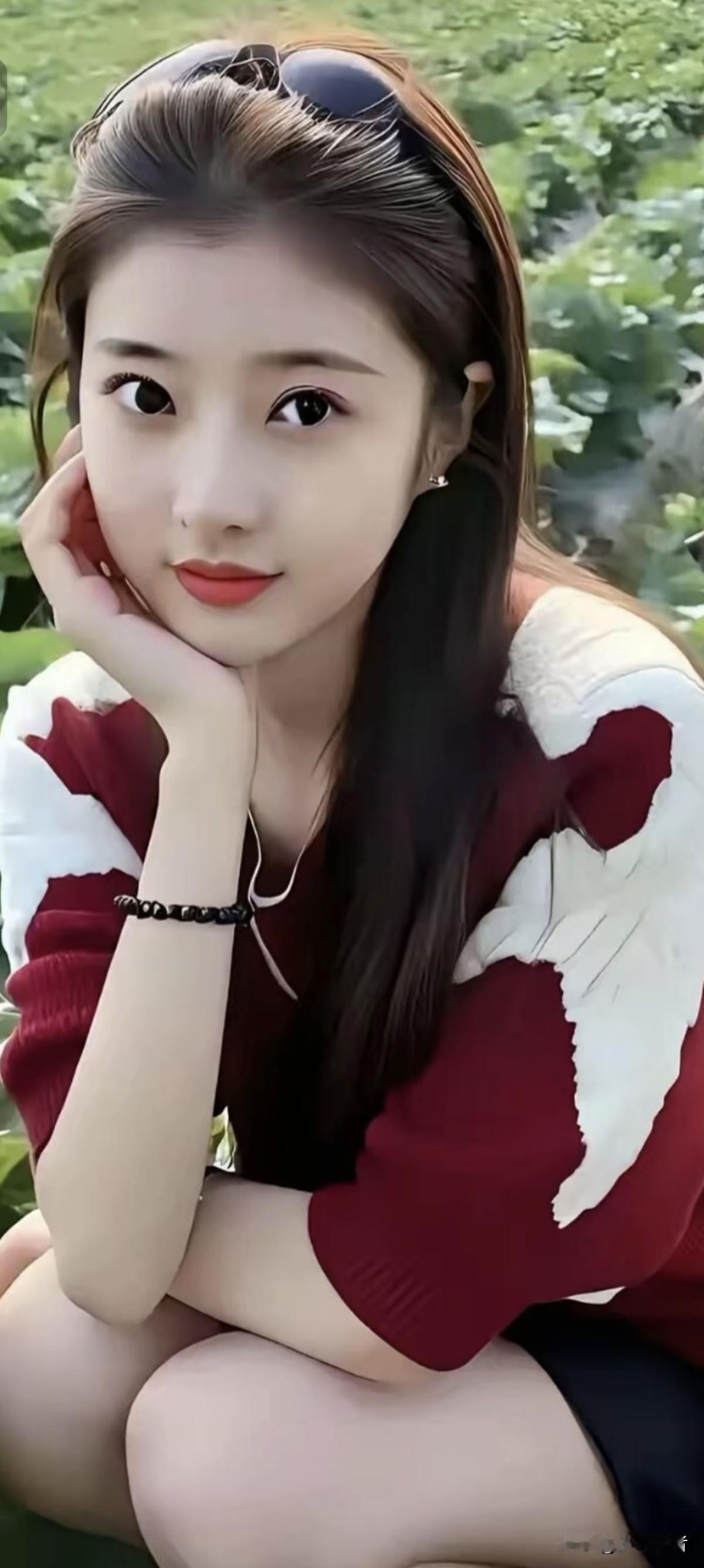 我手机里存着一组绝美壁纸，主角皆是美女。每次更换手机壁纸时，我都会在这组图里挑得