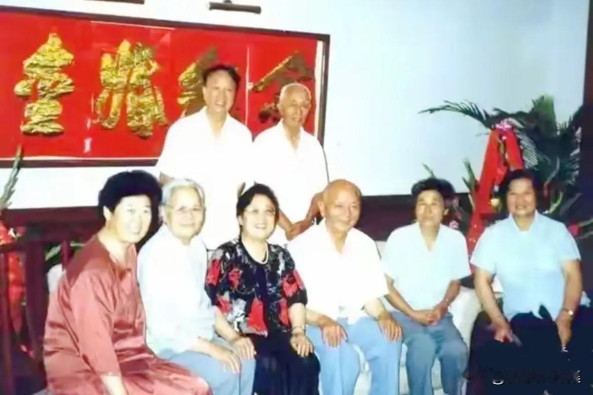 1993年9月，开国少将吴岱与夫人何云在北京庆祝金婚纪念日，多位老战友前来祝贺，