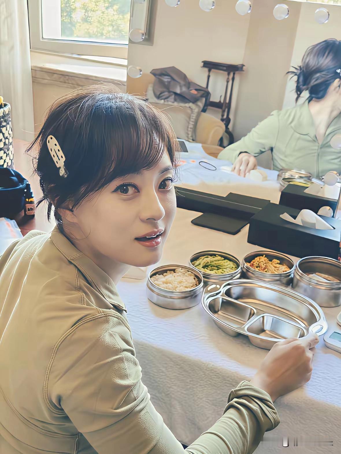 娘娘这是颜值彻底回春了？发腮突眼都不见了，浓眉大眼的精致妆容再现熹妃回宫既视感