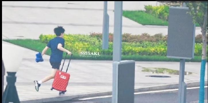 大头这奔跑的样子，像极了早八要迟到的我😂王楚钦拉着红色行李箱一路狂奔的样
