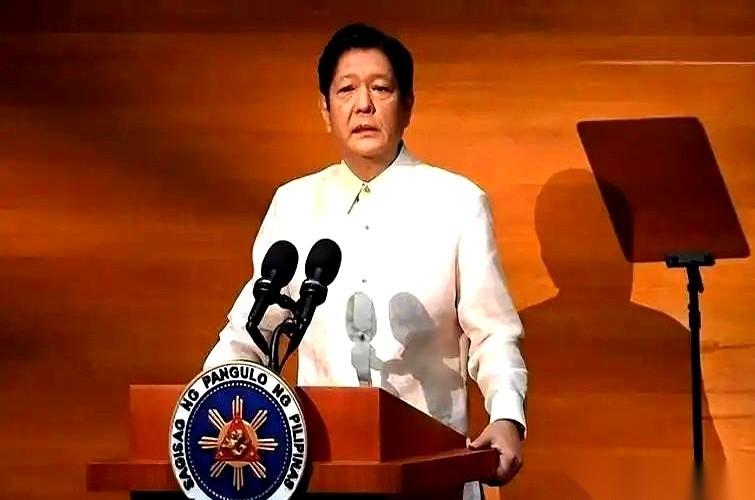 小马科斯这局棋，就差最后一步将军，结果被自己亲姐姐把棋盘给掀了。他借着国际逮捕