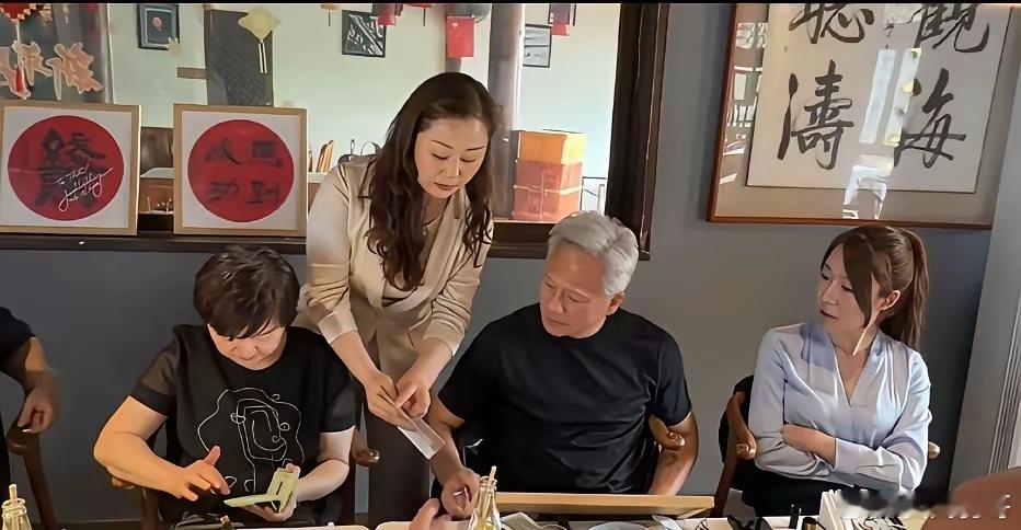 黄仁勋与女助理在什刹海吃鲁菜，席间这家叫“庆云楼”的饭店老板娘，欣喜若狂地拿出画