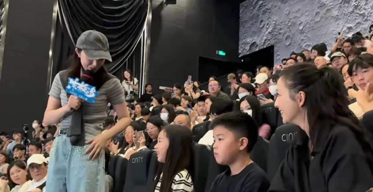 第一次，清晰的看到陈思诚儿子的正脸，陈思诚基因太强大了！佟丽娅、董璇都带着孩