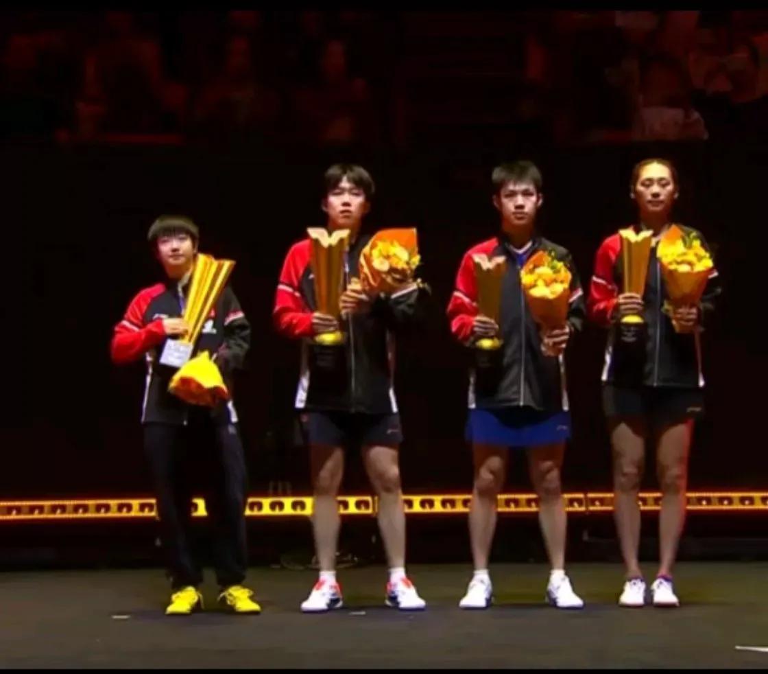 明明旁边三个都是大长腿，莎莎偏靠穿裤子的小机灵劲儿“扳回一局”，那小模样像极了