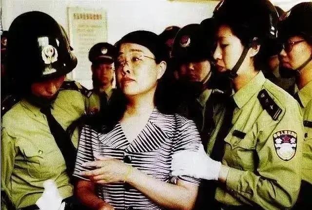 1999年，银行职员杨淑华被押赴白洋淀刑场执行死刑。临刑前她精心描眉化妆，身着崭