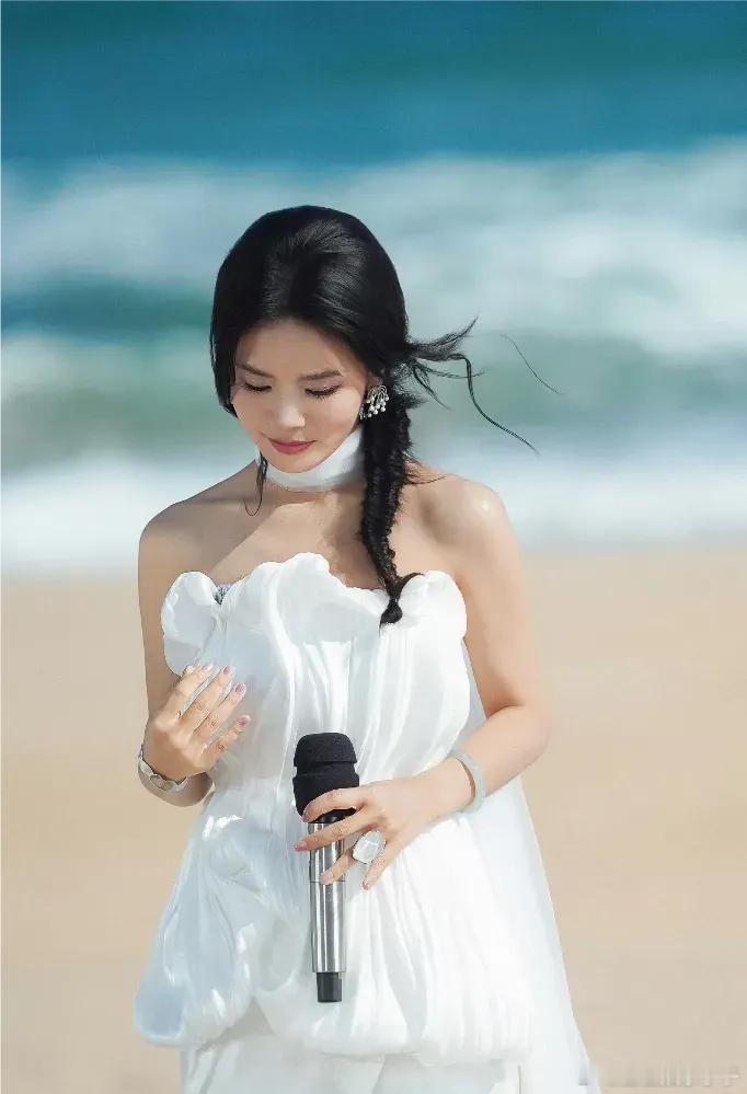 参加过《浪姐》的《超女》歌手，实力不容小觑。何洁参与《浪姐5》，以第五名成团