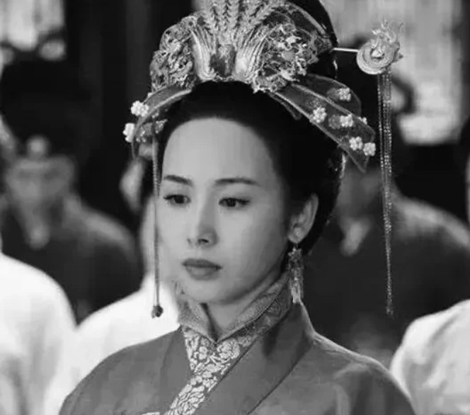 1627年，明熹宗朱由校病逝，21岁的皇后张嫣从此守寡。一天晚上，太监陈德润趁她