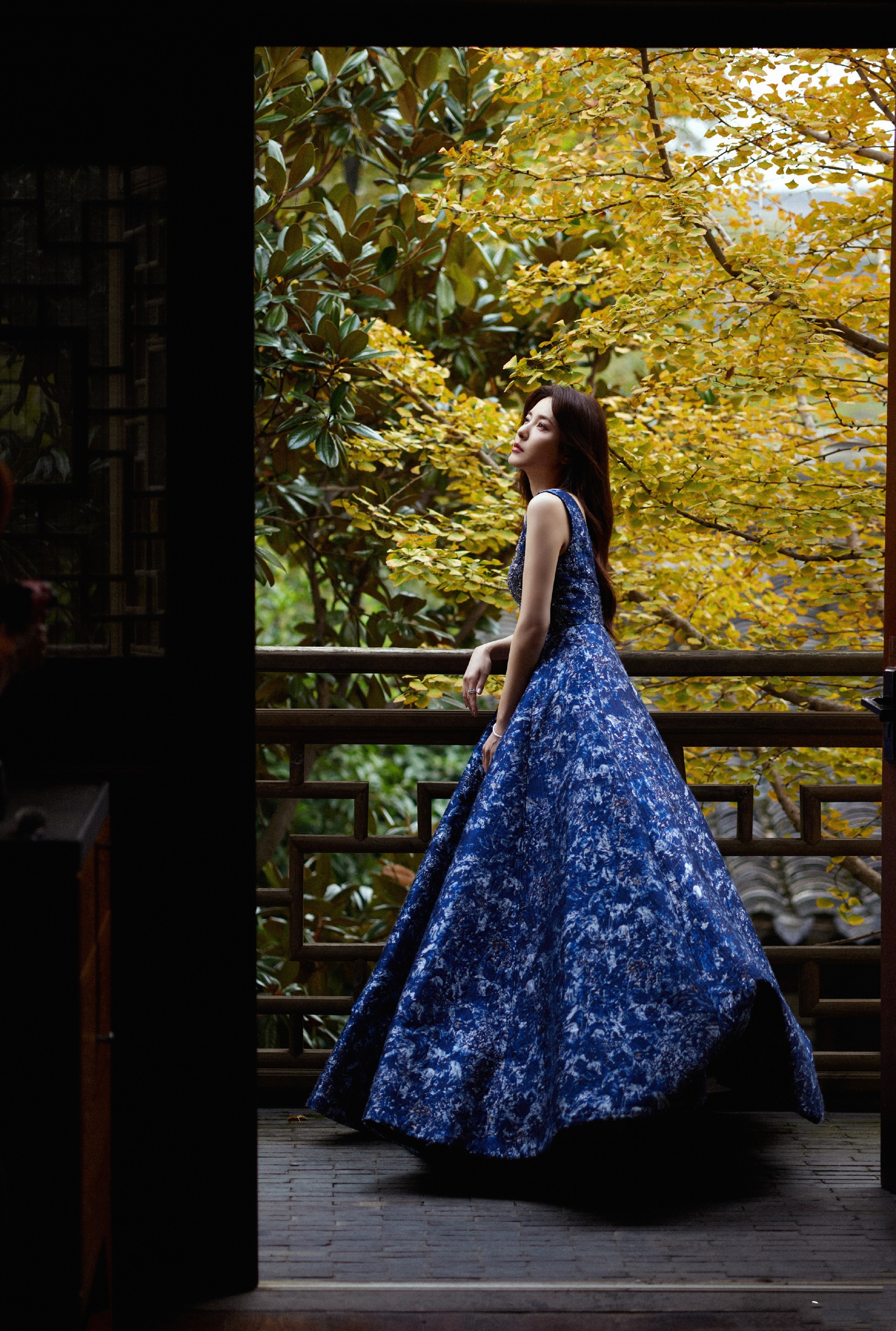 曾黎：一身非遗云锦技艺蓝色长裙，优雅浪漫的公主。曾黎