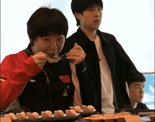 晚宴上的头哥不知道该吃啥！横滨晚宴上，头哥对着一堆海鲜直摇头，因为大家说头哥一