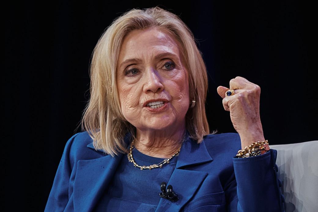 希拉里26日就爱泼斯坦案，接受众议院监督与政府改革委员会的调查问询。老娘是彻底豁