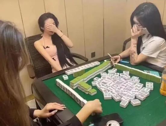 一已婚女子和男牌友去打麻将，凌晨2点，两名牌友走了之后，说“累了”想留宿在男牌友