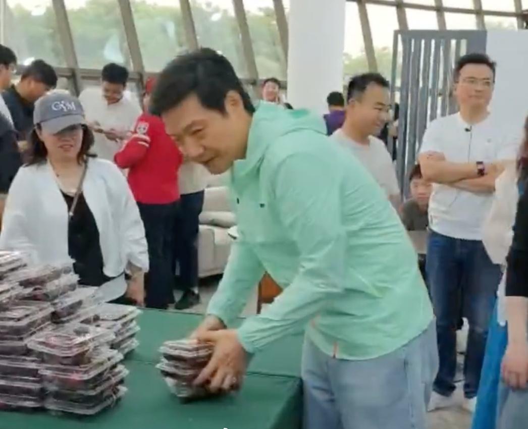 雷总600斤车厘子翻车了？视频里后备箱、前备箱、后排塞得满满当当，网友一眼看出问