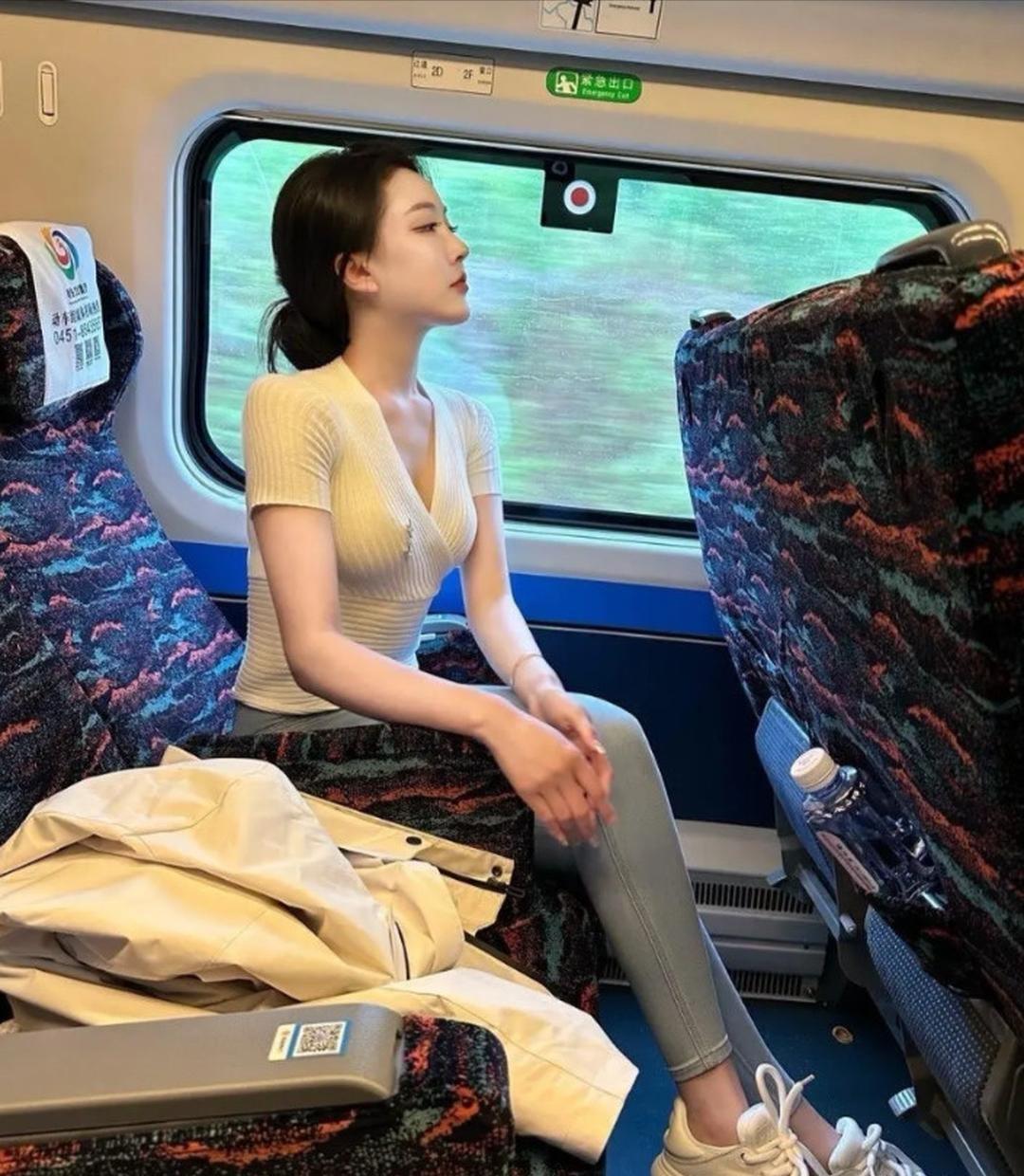 高铁邻座，一眼就看上她，该怎么跟她说