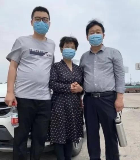 其实按照人之常情来说，比起郭威这个亲生儿子，许妈对姚策应该是感情更深厚。毕竟