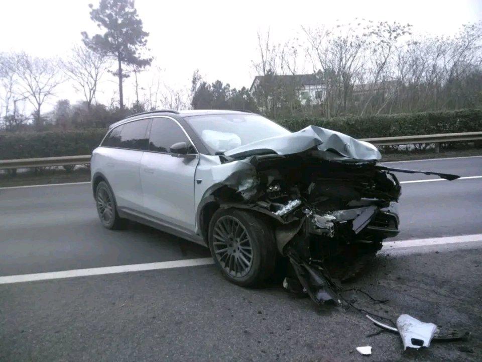 现在车辆辅助驾驶功能越来越普及，可有些司机却把它当成“自动驾驶”，胆子大得没边儿