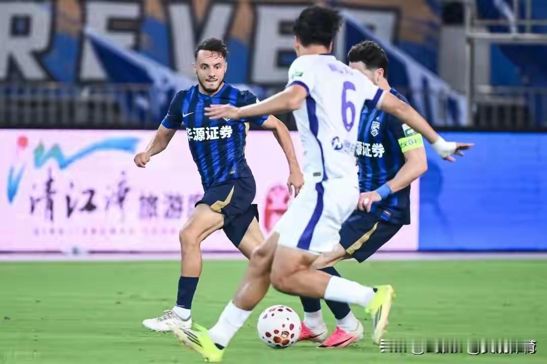 一场0-0让武汉三镇继续在降级深渊中挣扎一场令人瞩目的中超第24轮比赛，在武