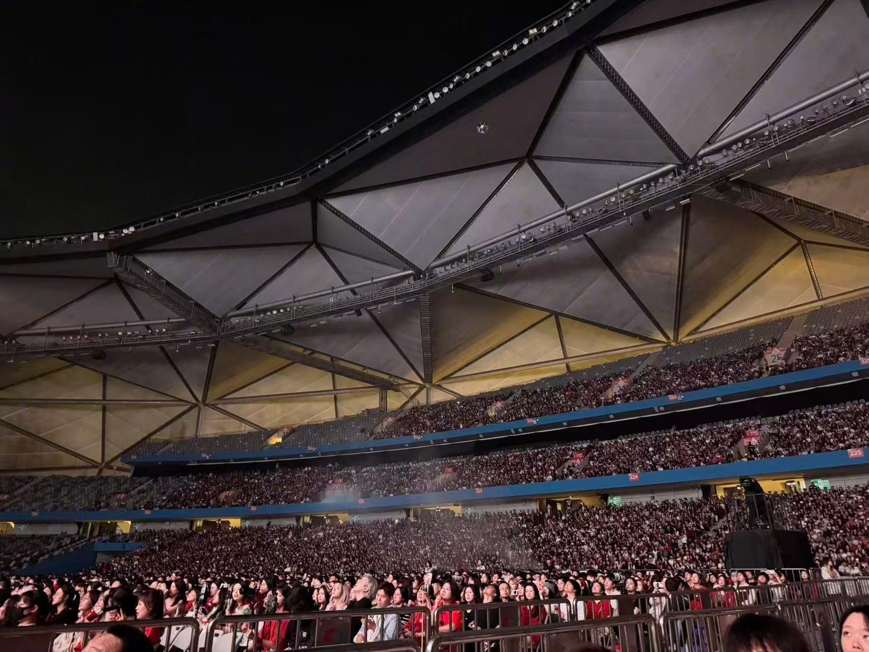 华晨宇演唱会我演周迅表情包华晨宇演唱会我演周迅：好多人啊。这上座率我简直惊呆