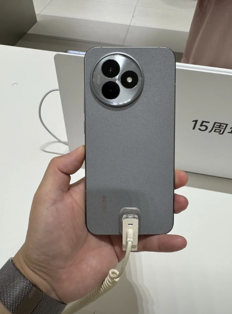 红米K80至尊版演示机上架了直屏1.5k配大R角，真的是赏心悦目了