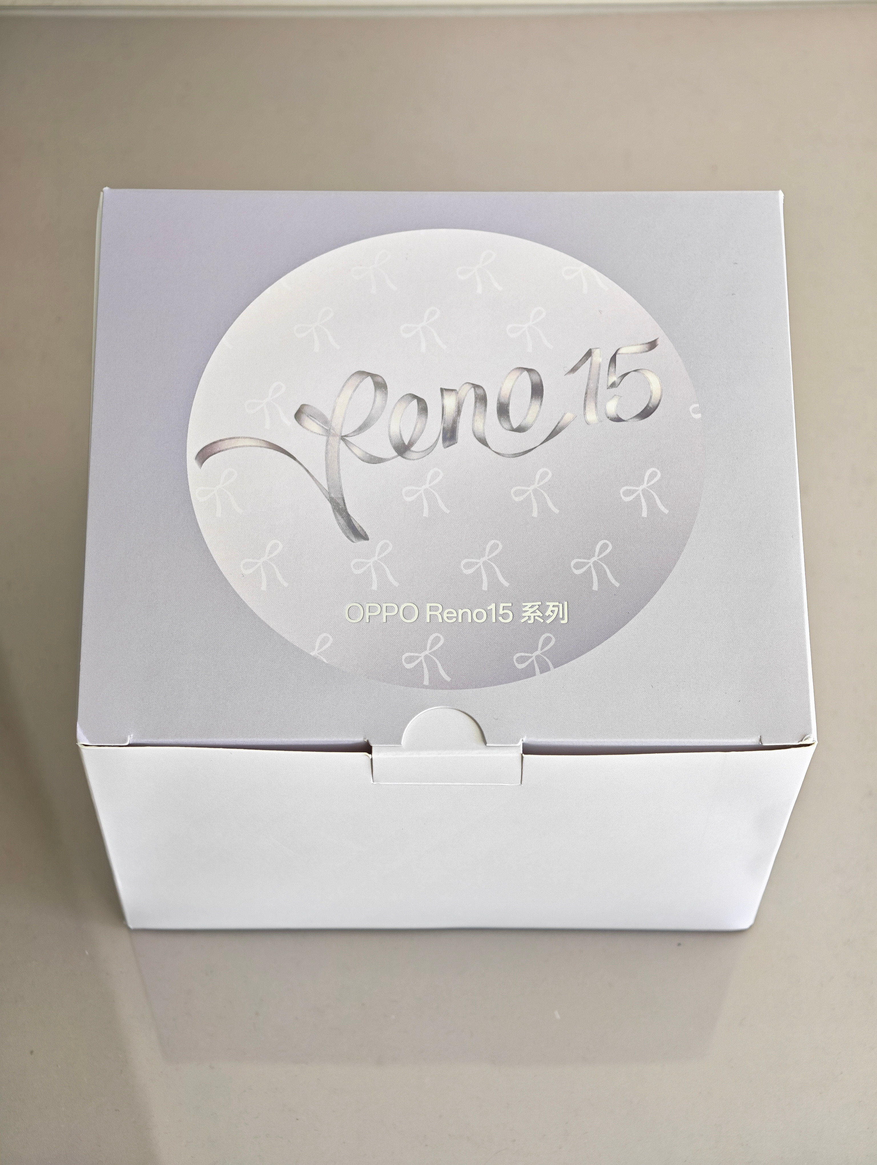 系上蝴蝶结，点亮此刻星光。OPPOReno15的邀请函，挺好玩，是一款星空投影