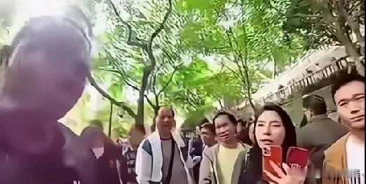 7000元一个月包养黑哥，大呼不贵不贵占便宜了，这什么操作？上海一相亲公园，